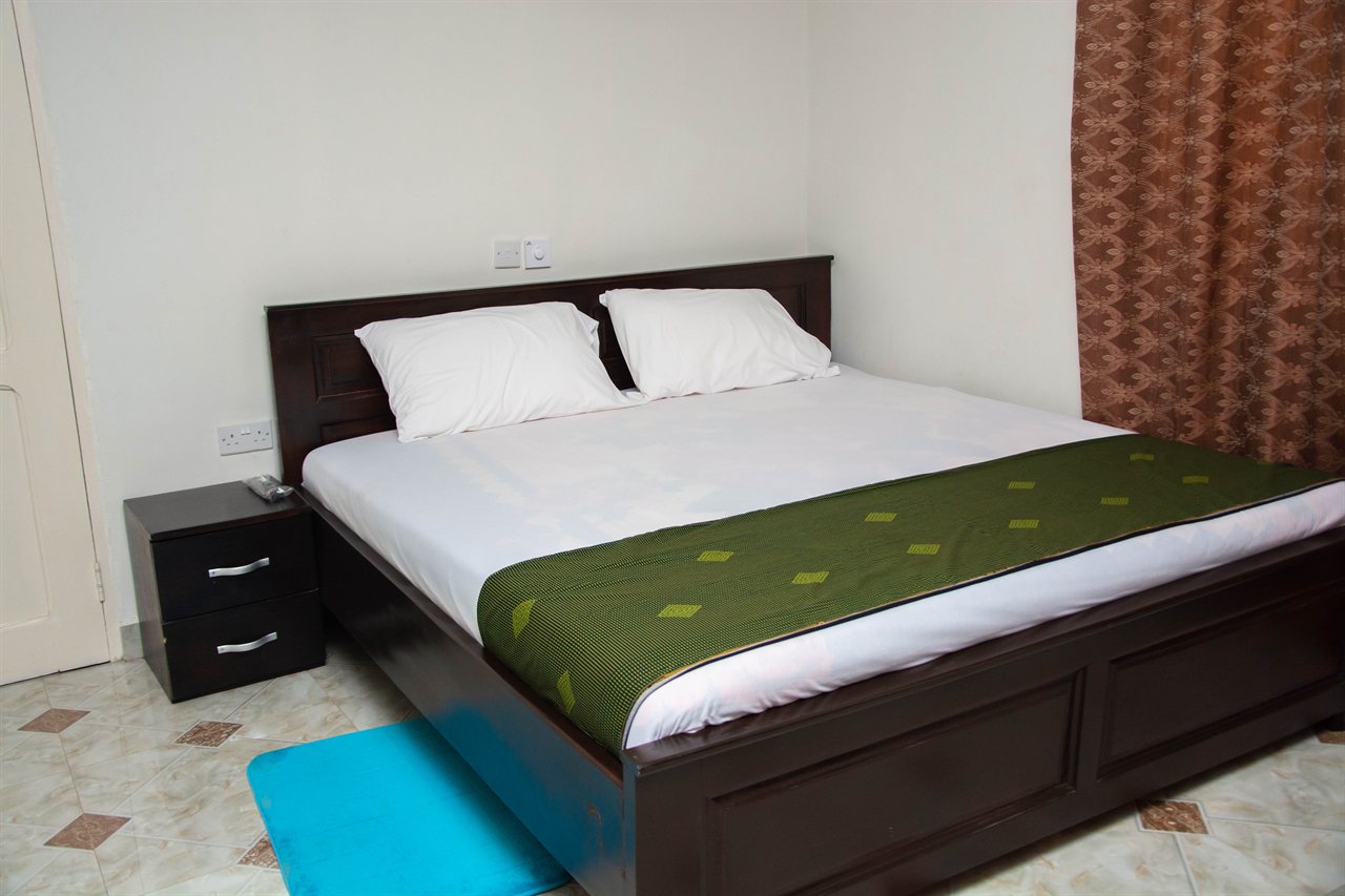 Standard room with a double bed at Osdala Lodge